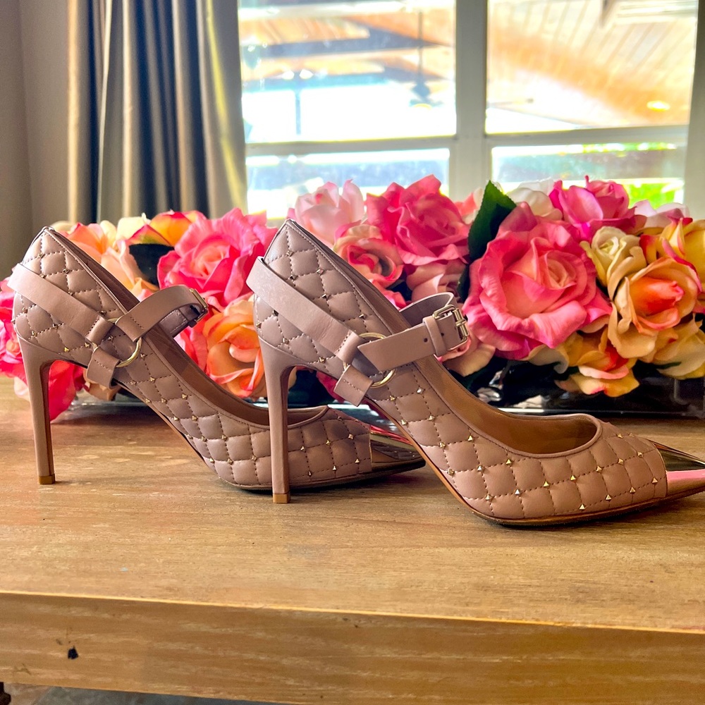 Valentino rockstud pumps 100mm heel size 40 in poudre